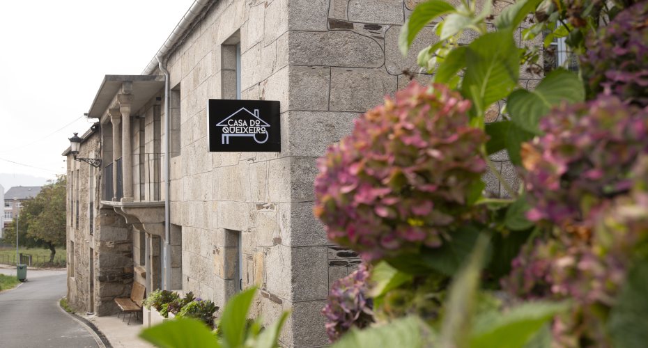 Fachada de piedra de Casa do Queixeiro en Castroverde, alojamiento cerca del Caudal Fest de Lugo