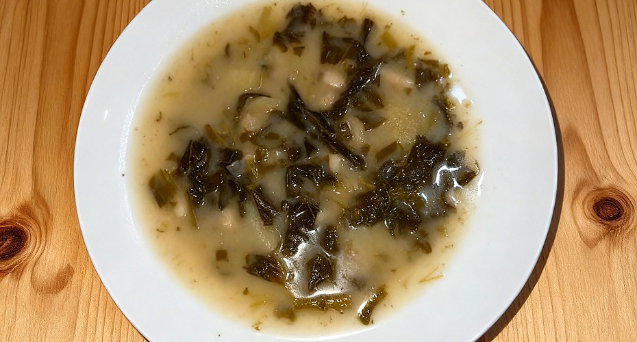 Caldo gallego tradicional con grelos y patatas, cocina de interior de Lugo