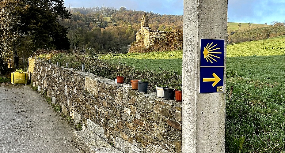 Señal del Camino Primitivo de Santiago a su paso por Vilabade, Castroverde