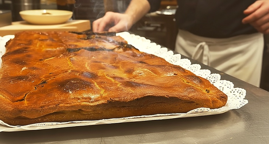 Empanada gallega típica de Lugo con liscos y chorizo recién horneada