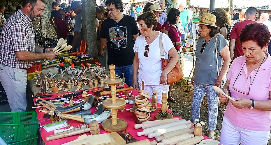 Recinto de la Feira de Artesanía e Gastronomía de Castroverde en agosto con puestos y visitantes