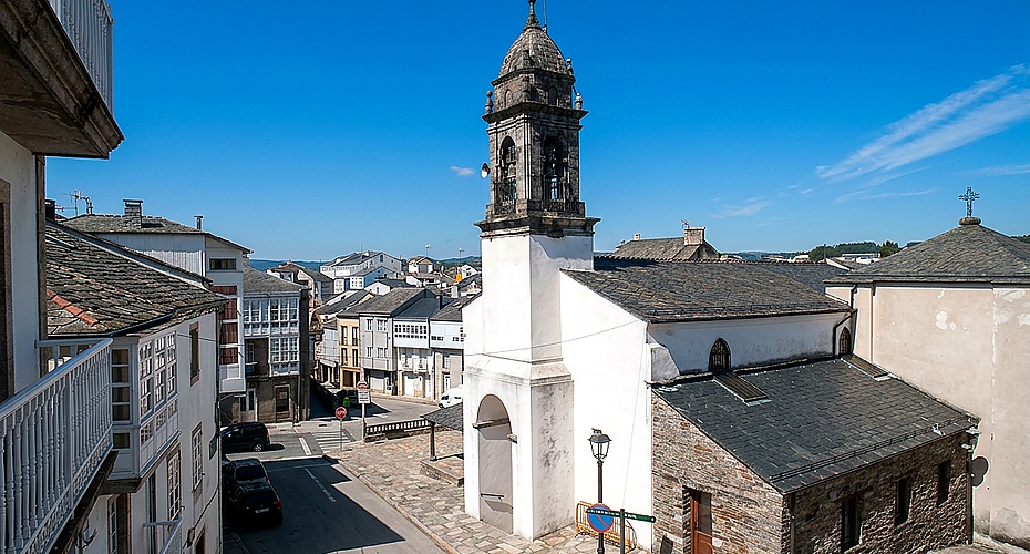 Iglesia barroca de Santa María en la villa de A Fonsagrada, Lugo