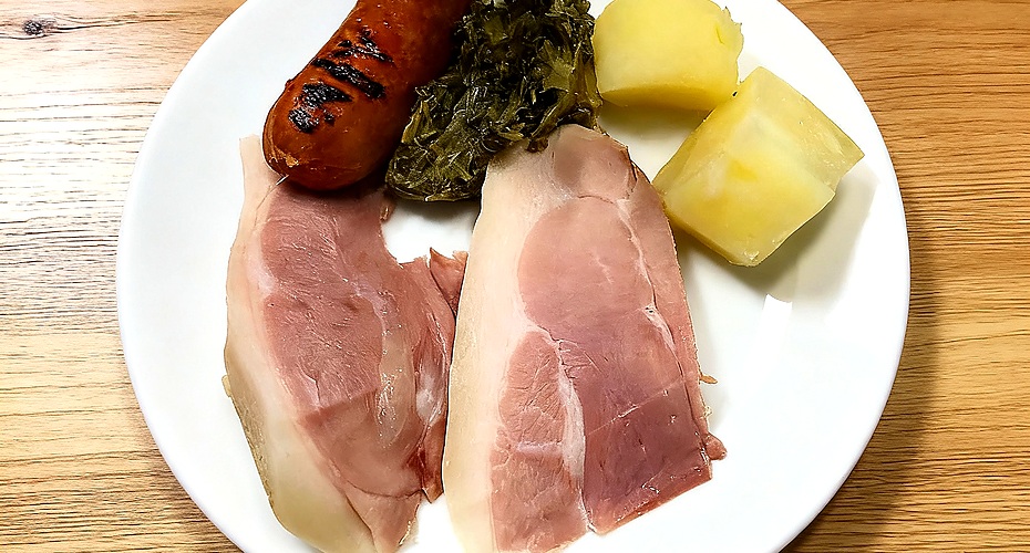 Lacón con grelos, plato típico de la gastronomía gallega de Lugo