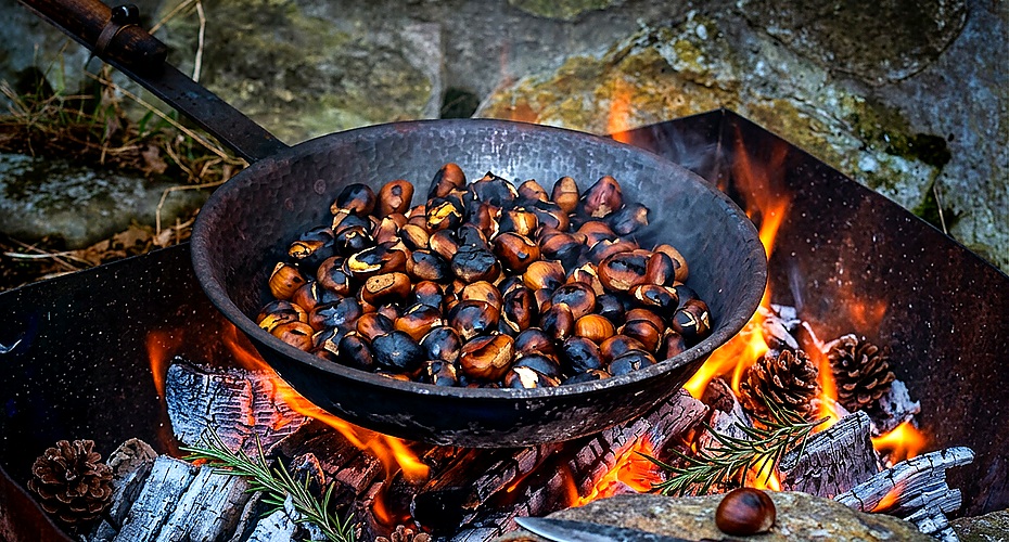 Magosto tradicional en Castroverde con castañas asadas, empanada y queimada