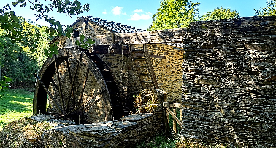 Molino restaurado en la ruta senderista PR-G133 Sendeiro Muíños do Poñente, Castroverde