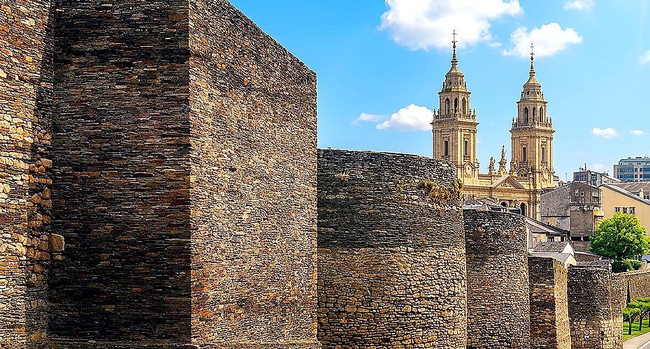 Muralla romana de Lugo, Patrimonio de la Humanidad, a 22 km de Castroverde