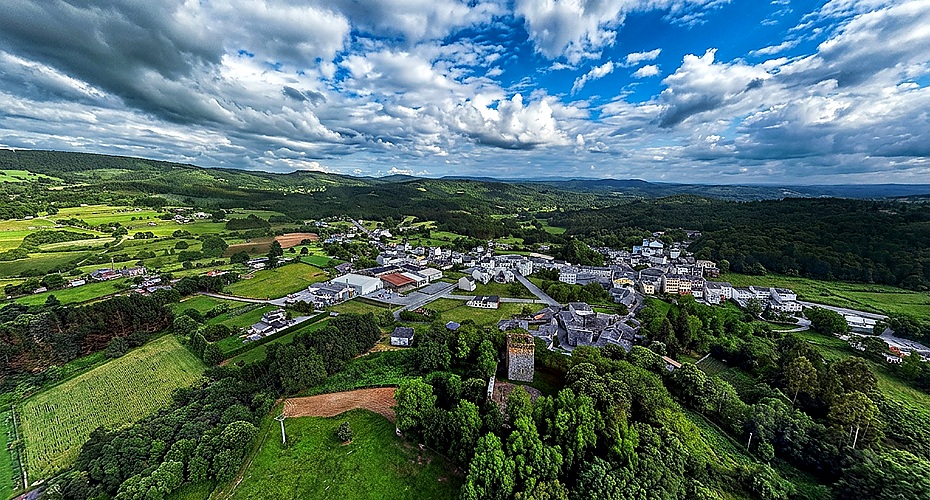 Vistas panorámicas del paisaje de Castroverde, Lugo, desde las alturas