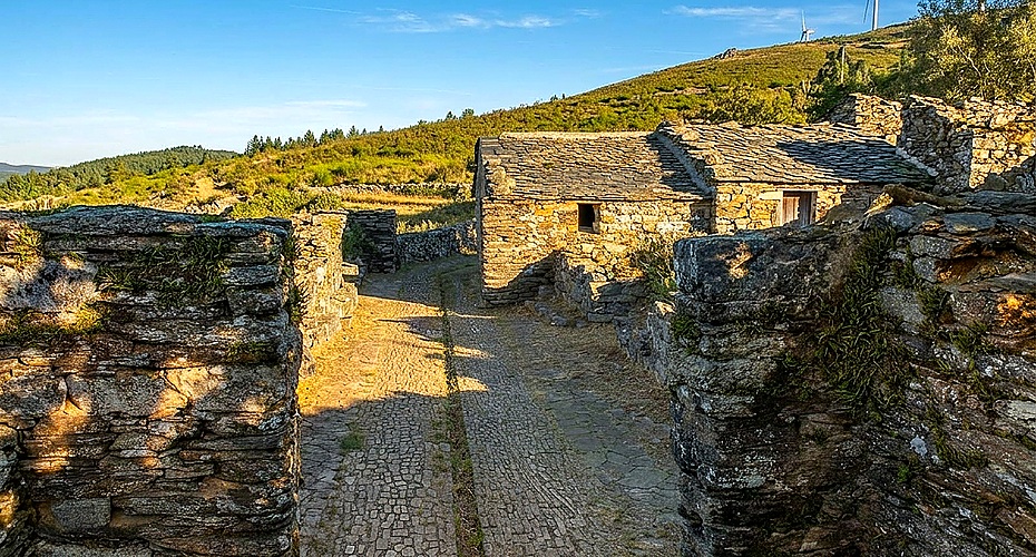 Ruinas del Real Hospital de Montouto junto al dolmen megalítico en el Camino Primitivo, A Fonsagrada