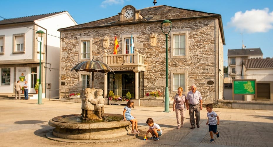 Núcleo rural del interior de la provincia de Lugo con servicios básicos