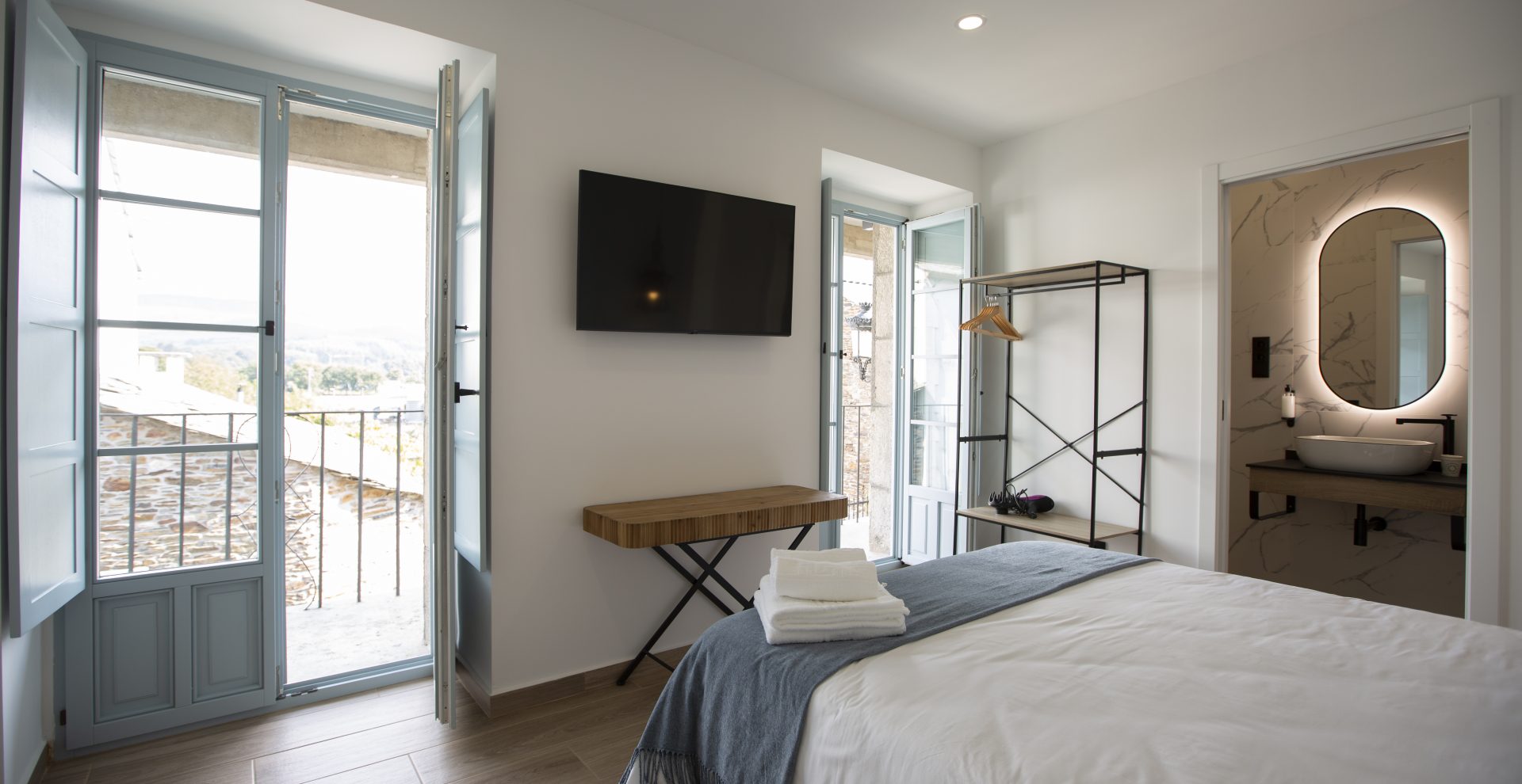Habitación de Casa do Queixeiro en Castroverde, con balcón y baño privado