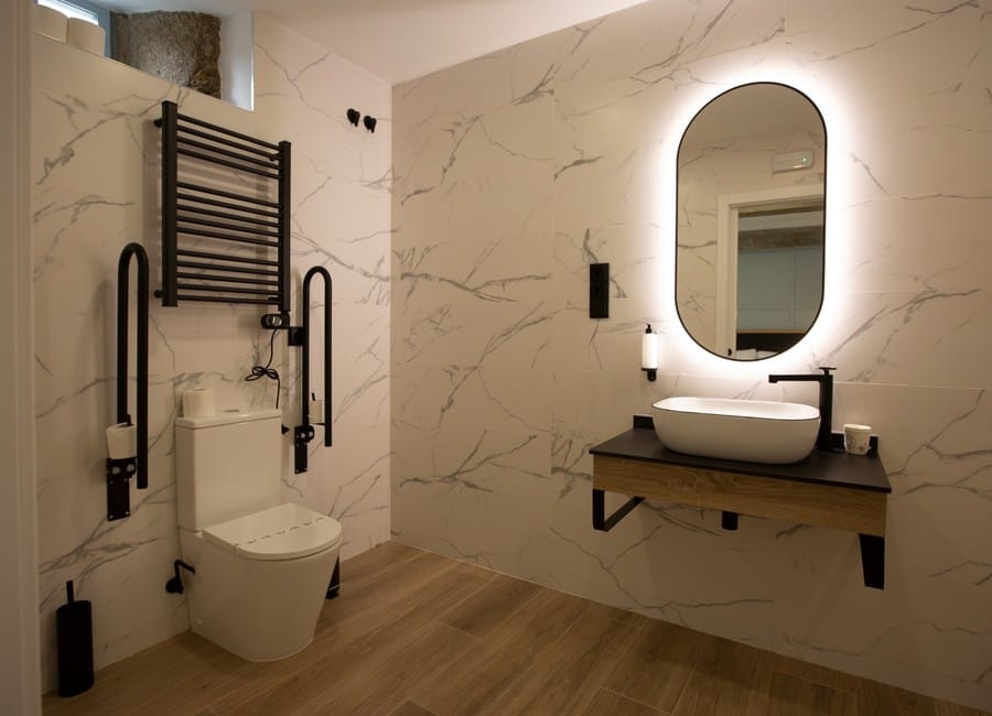 Baño amplio de la habitación doble de Casa do Queixeiro