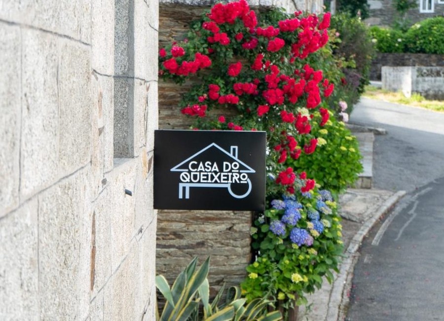Fachada de Casa do Queixeiro en Castroverde, Lugo