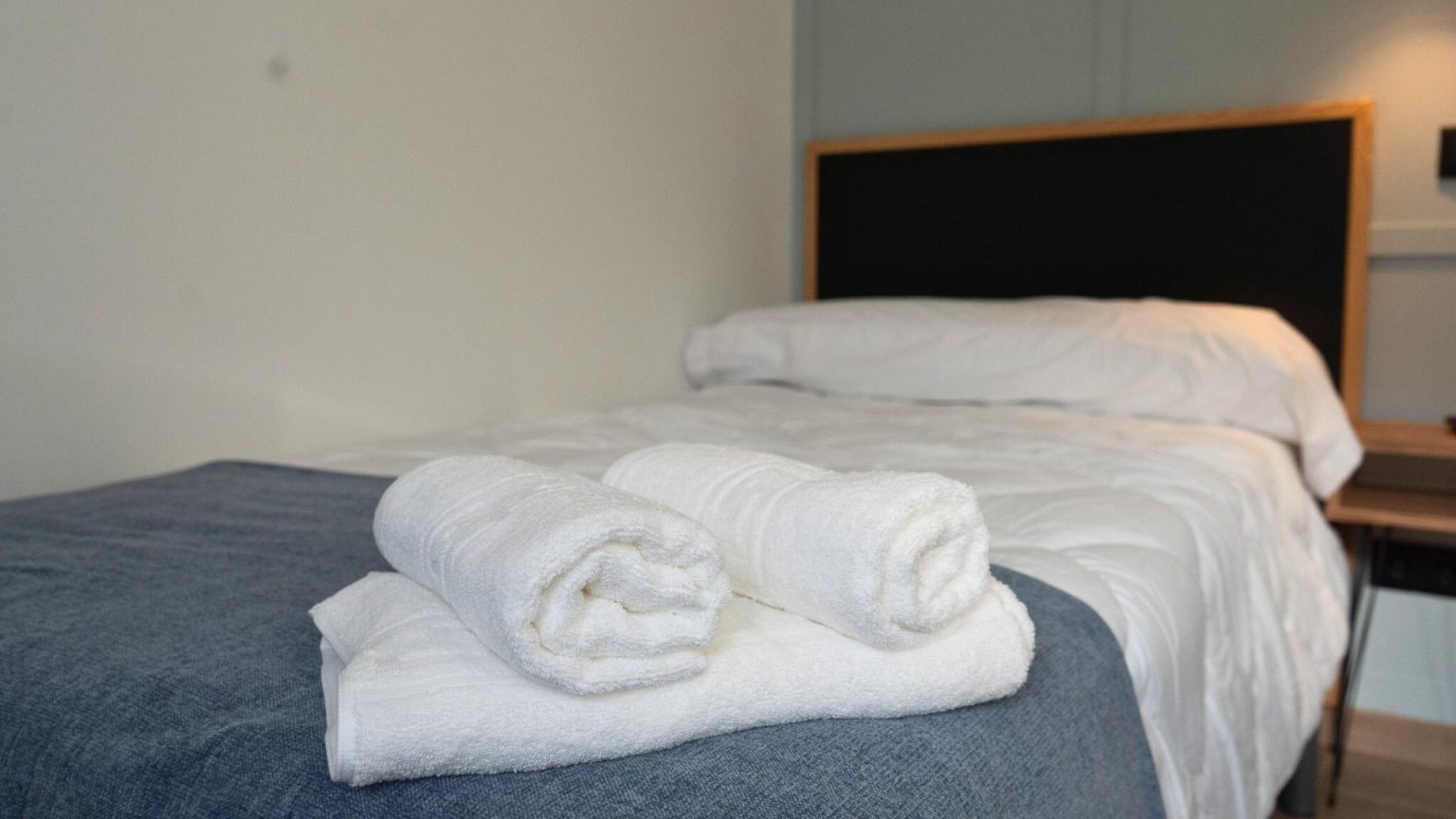 cama individual toalla